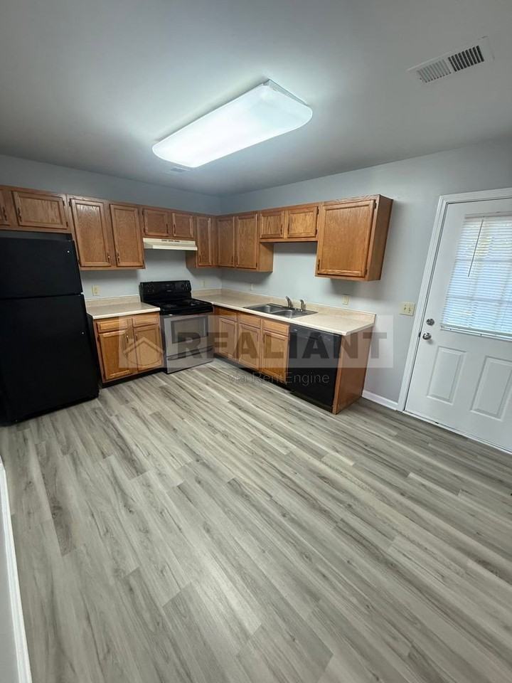212 Coburn Dr - Photo 5 of 7