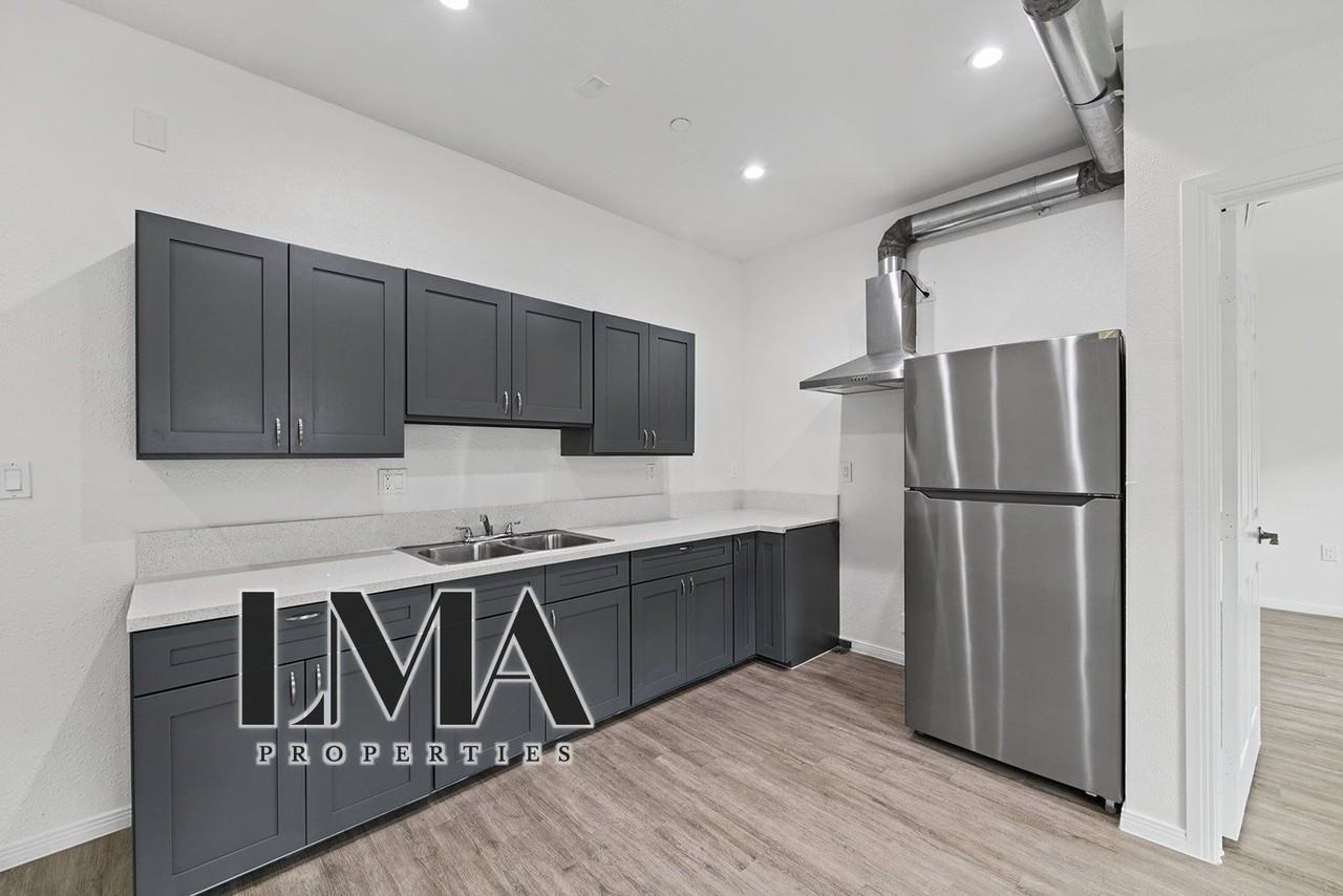 611 W 82nd St #205 - Photo 4 of 11