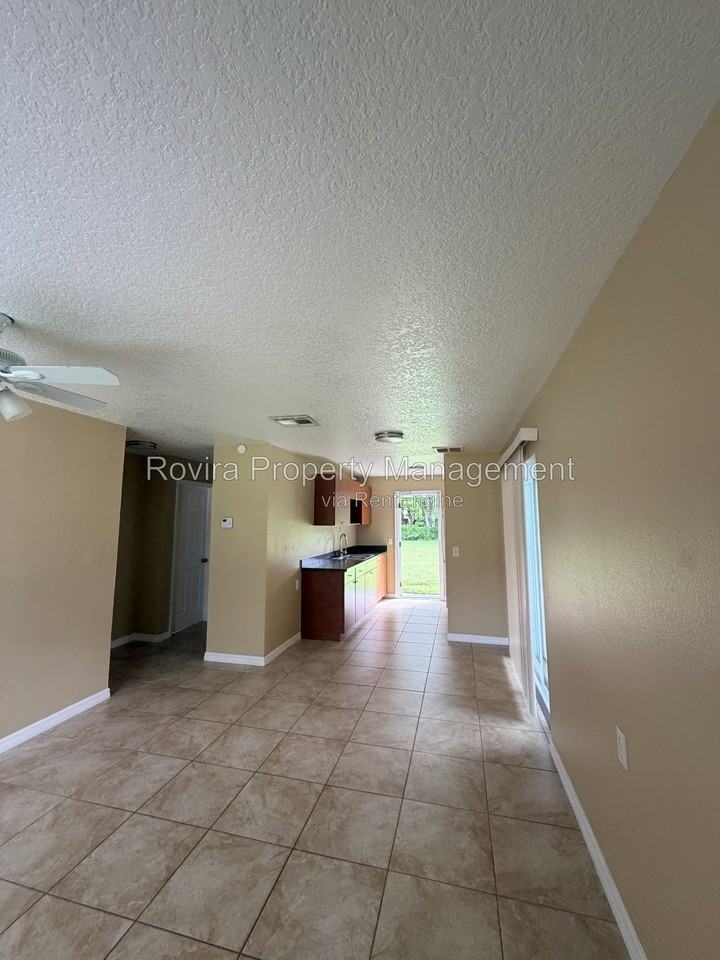 2113 Bonneville Dr - Photo 3 of 14