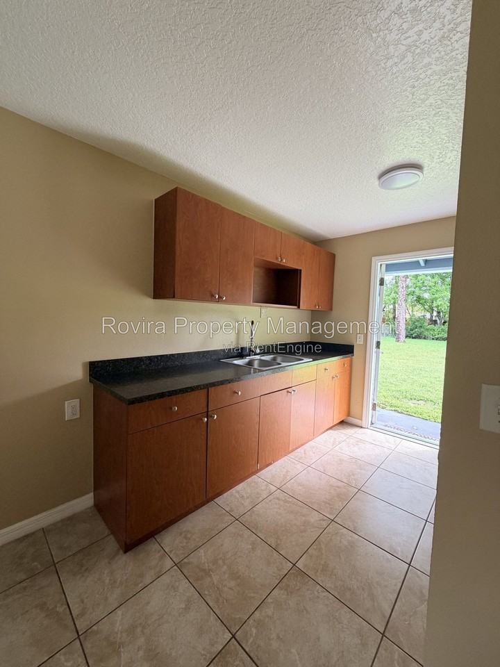 2113 Bonneville Dr - Photo 4 of 14