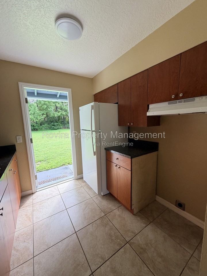 2113 Bonneville Dr - Photo 5 of 14