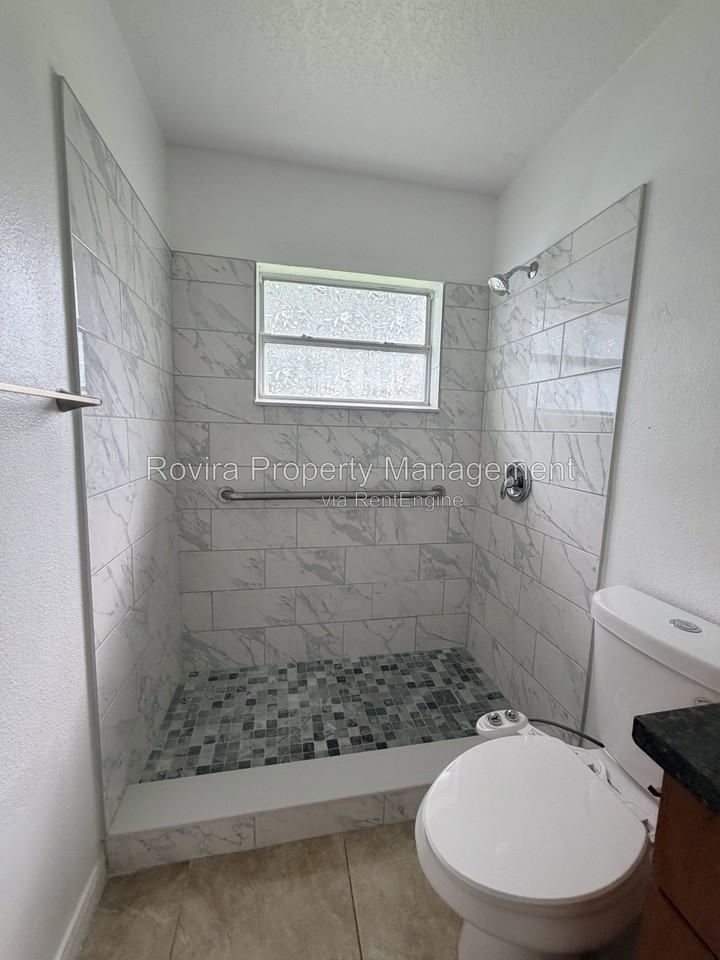 2113 Bonneville Dr - Photo 7 of 14