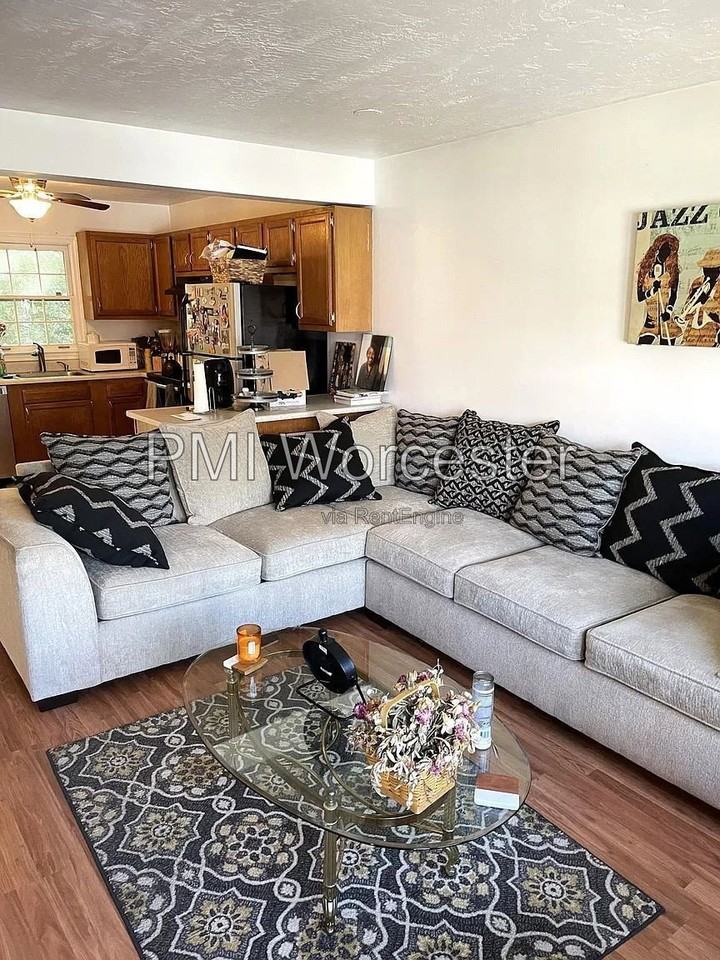26 Proctor St #D - Photo 5 of 17