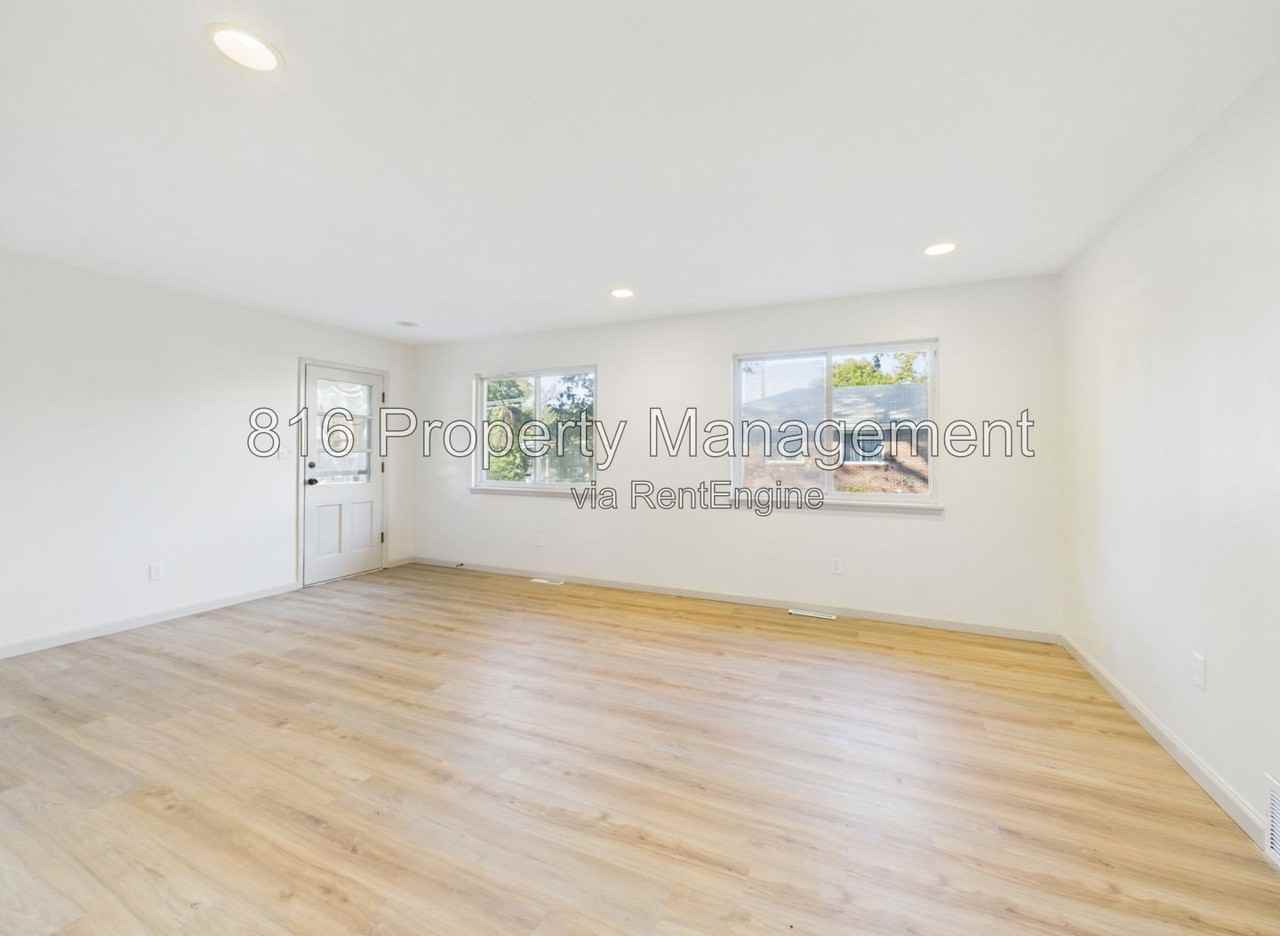 7915 Grandview St - Photo 3 of 17