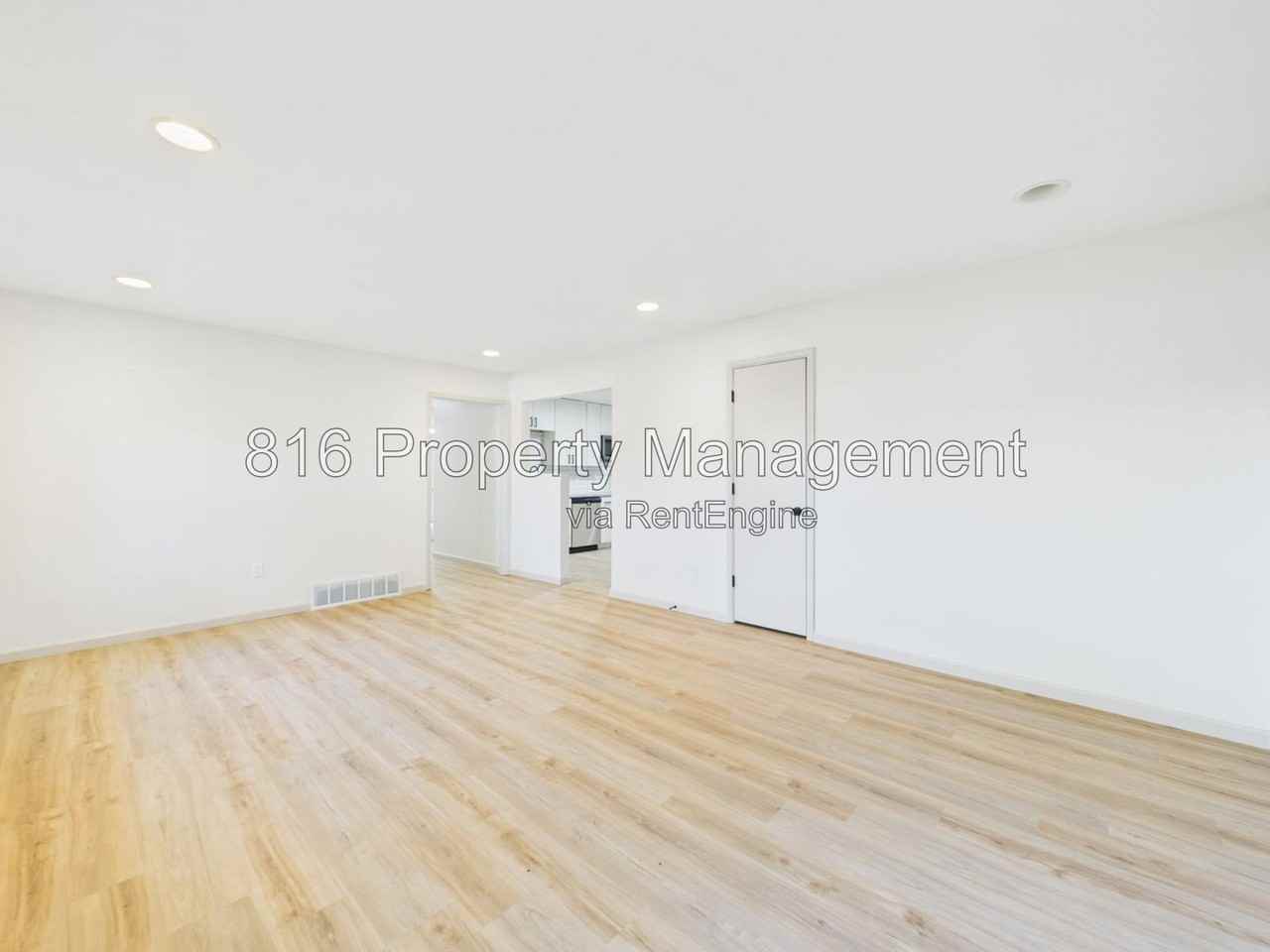 7915 Grandview St - Photo 5 of 17