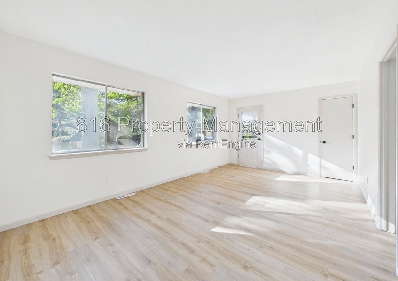 7913 Grandview St - Photo 3 of 19