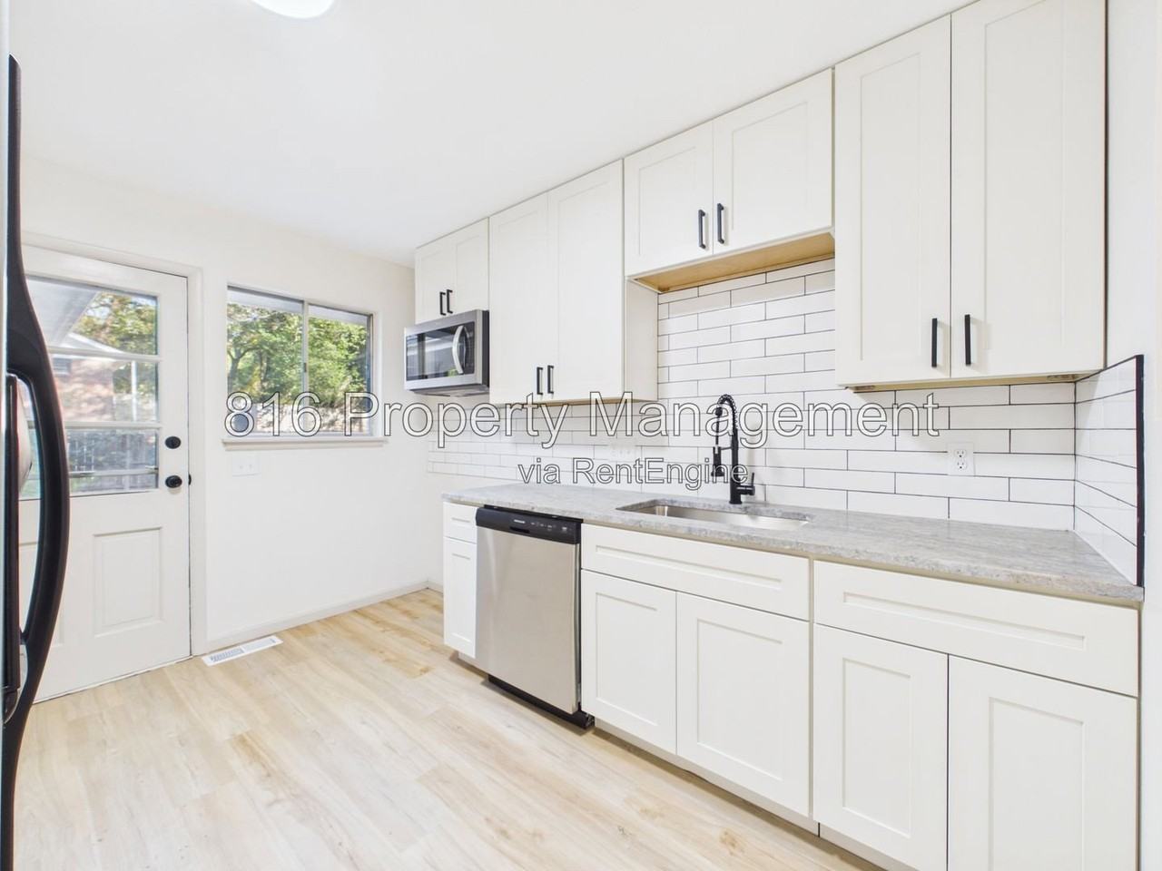 7913 Grandview St - Photo 4 of 19