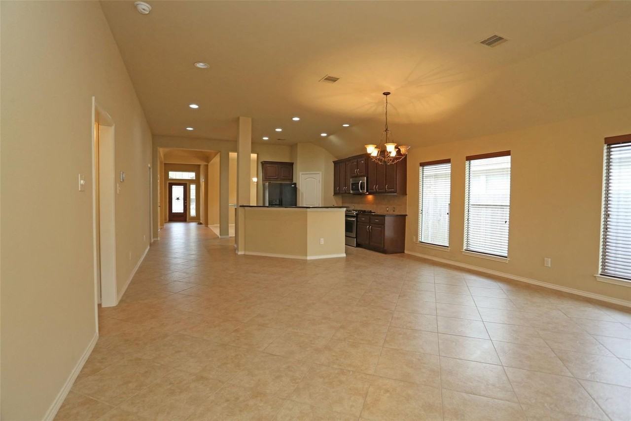 3107 Crystal Cascade Ln - Photo 4 of 26