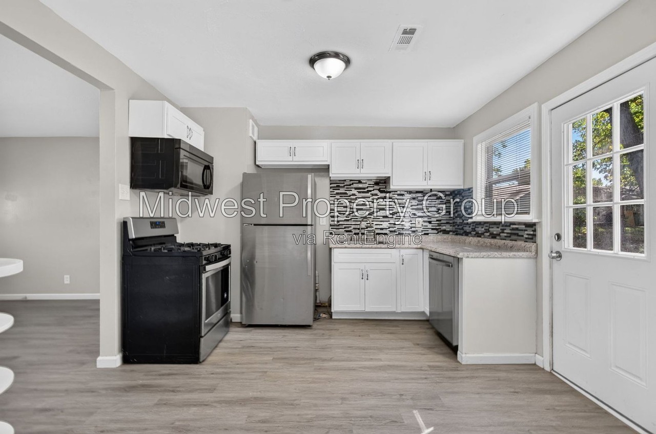 1450 Plaza Pl - Photo 3 of 23