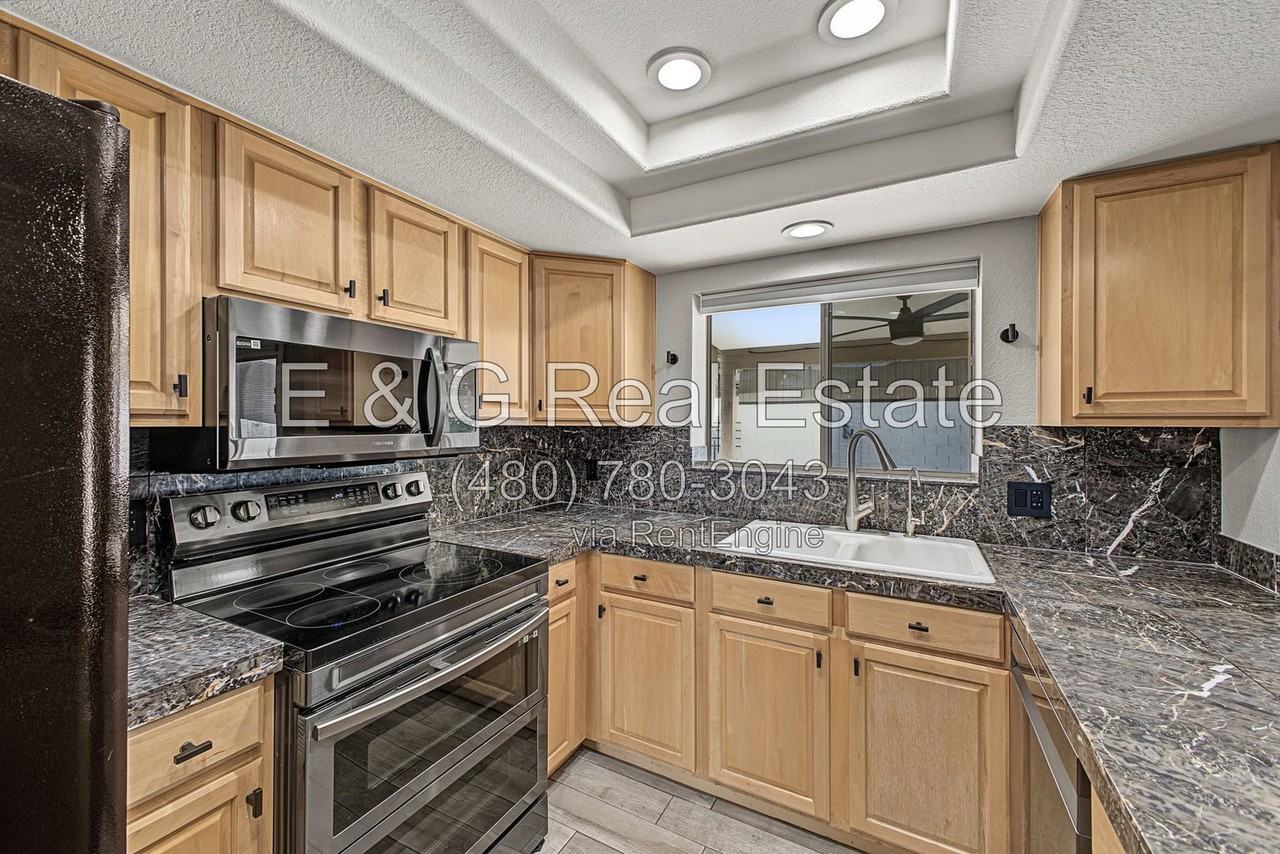 915 W Diamond Dr - Photo 3 of 37