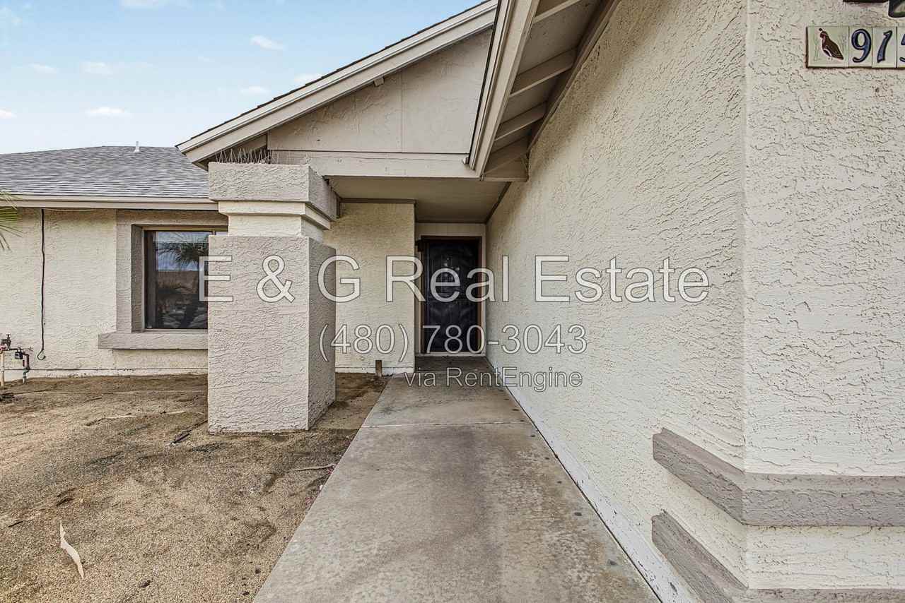 915 W Diamond Dr - Photo 5 of 37