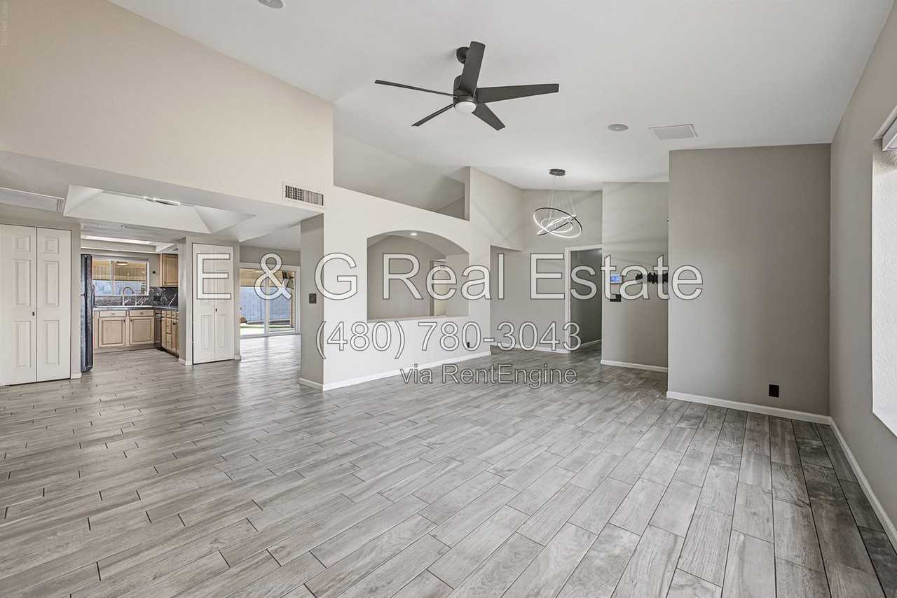 915 W Diamond Dr - Photo 7 of 37