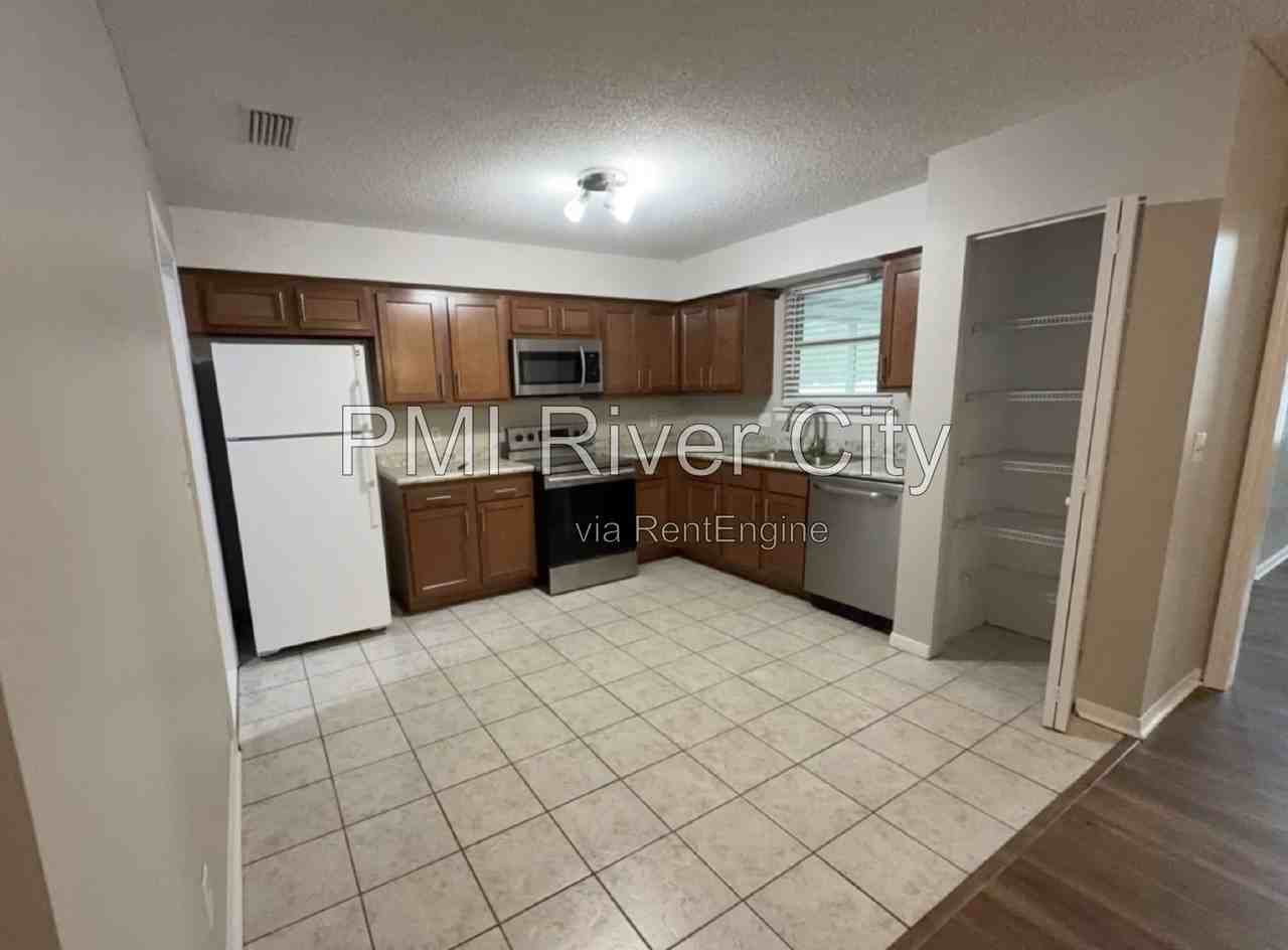 3805 Mandarin Woods Dr N - Photo 3 of 23