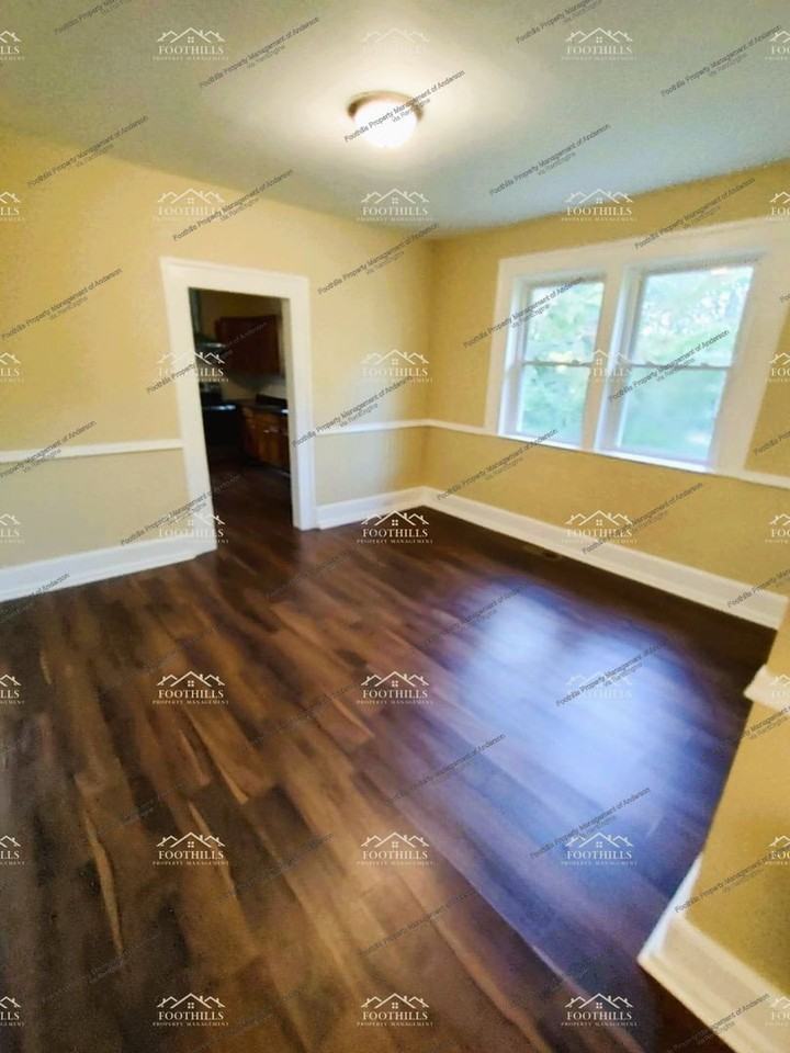 209 Oak Dr - Photo 2 of 19