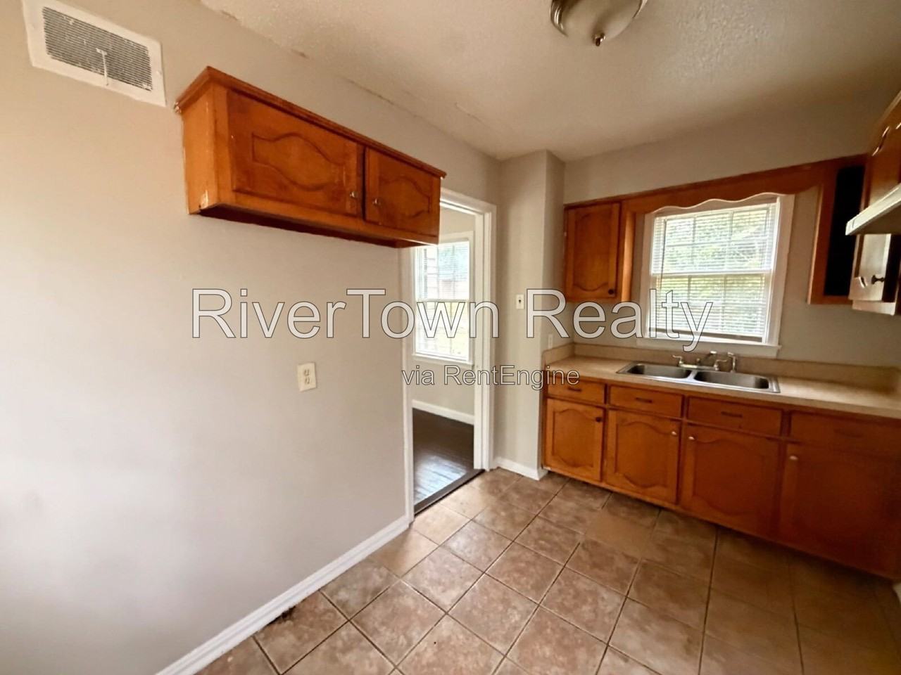 3723 Rhodes Ave - Photo 4 of 11
