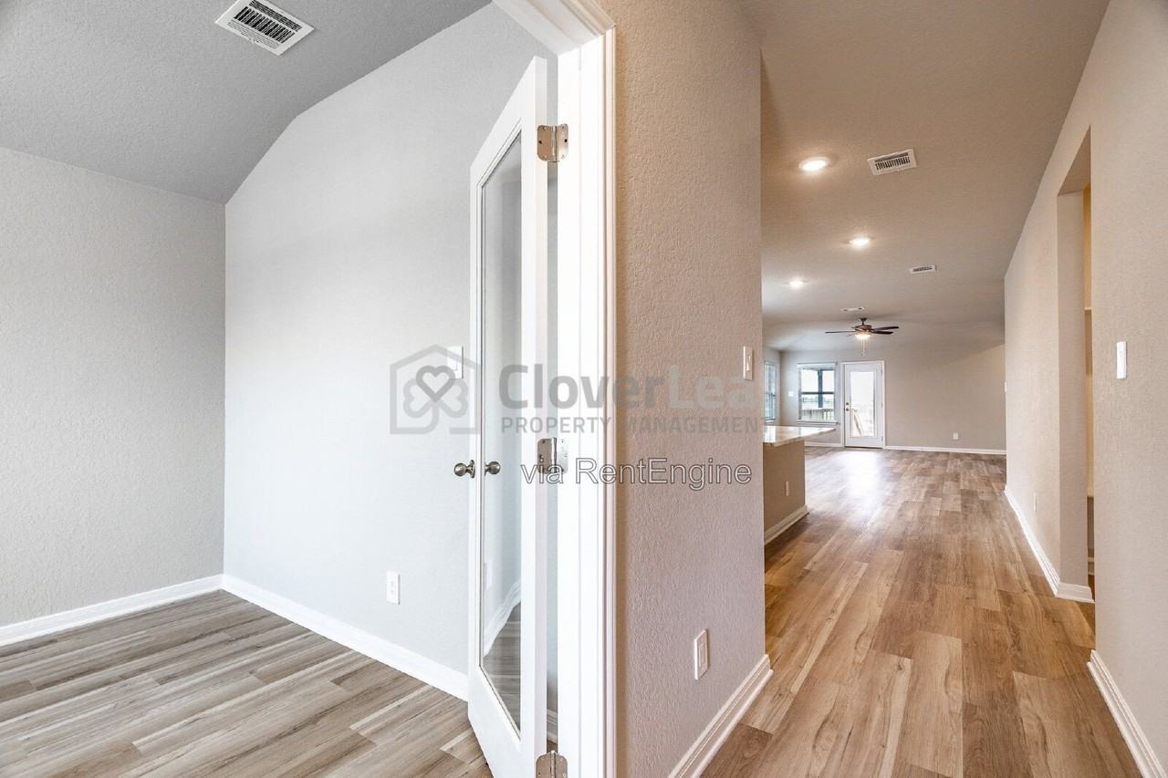 2902 Clemente Way - Photo 5 of 35