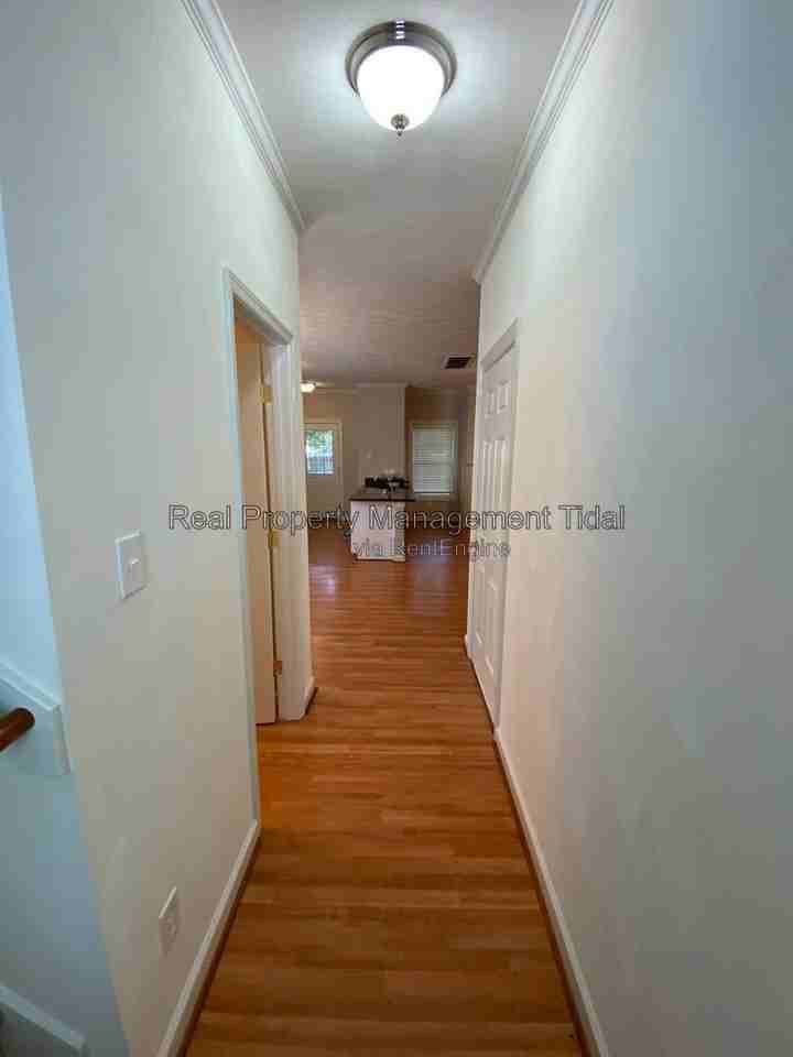 1725 Fisher Ave - Photo 3 of 24