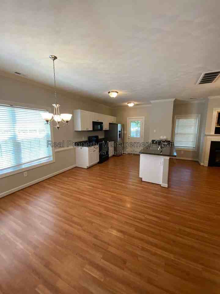 1725 Fisher Ave - Photo 4 of 24
