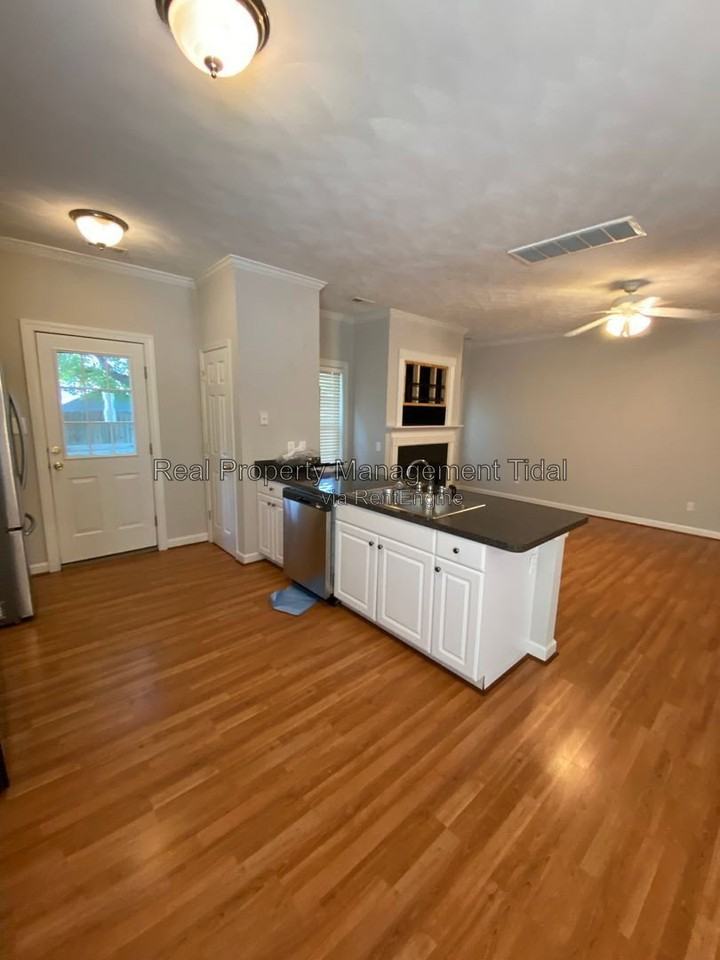 1725 Fisher Ave - Photo 5 of 24