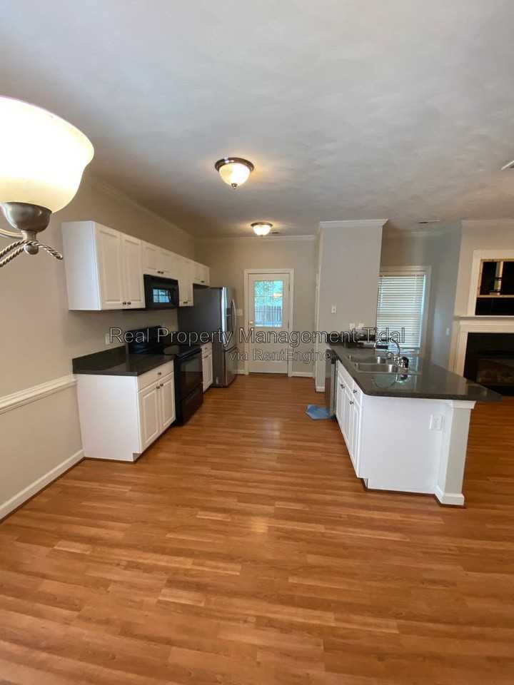 1725 Fisher Ave - Photo 6 of 24