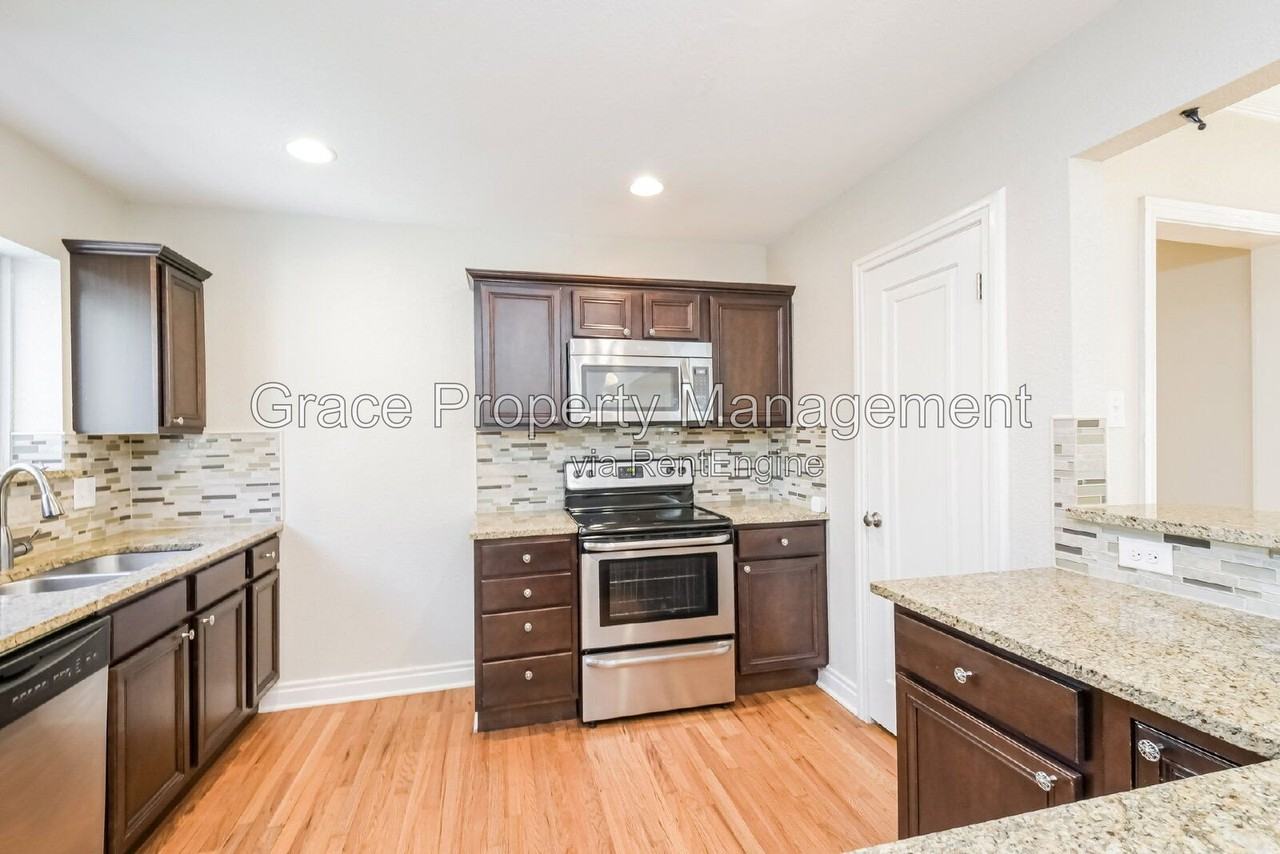 1410 Glencoe St - Photo 5 of 38