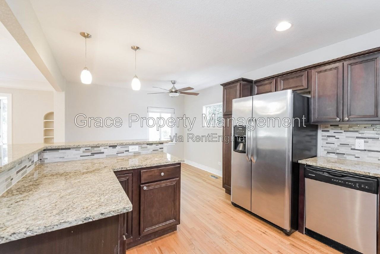 1410 Glencoe St - Photo 6 of 38