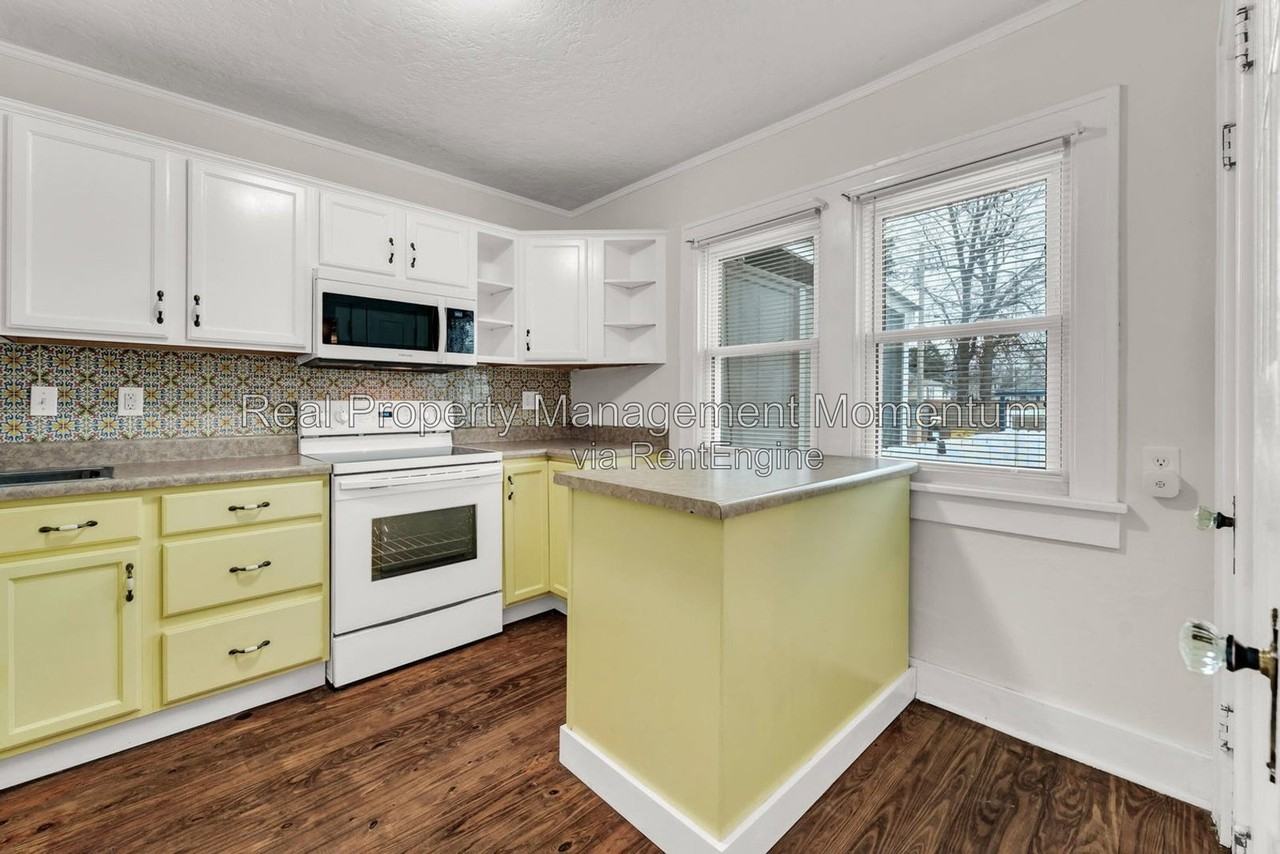 1890 N Douglas Ave - Photo 4 of 16