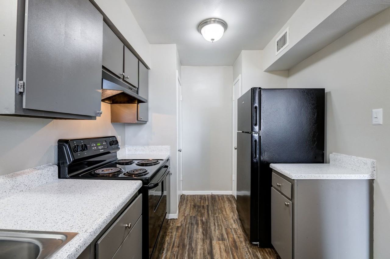 2735 E 8th St - Photo 3 of 7