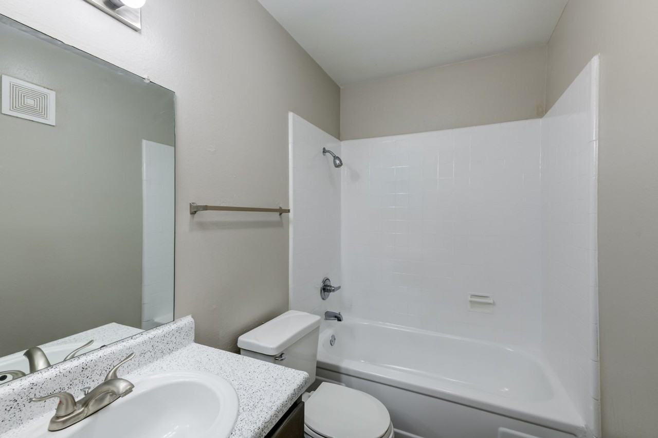 2735 E 8th St - Photo 4 of 7