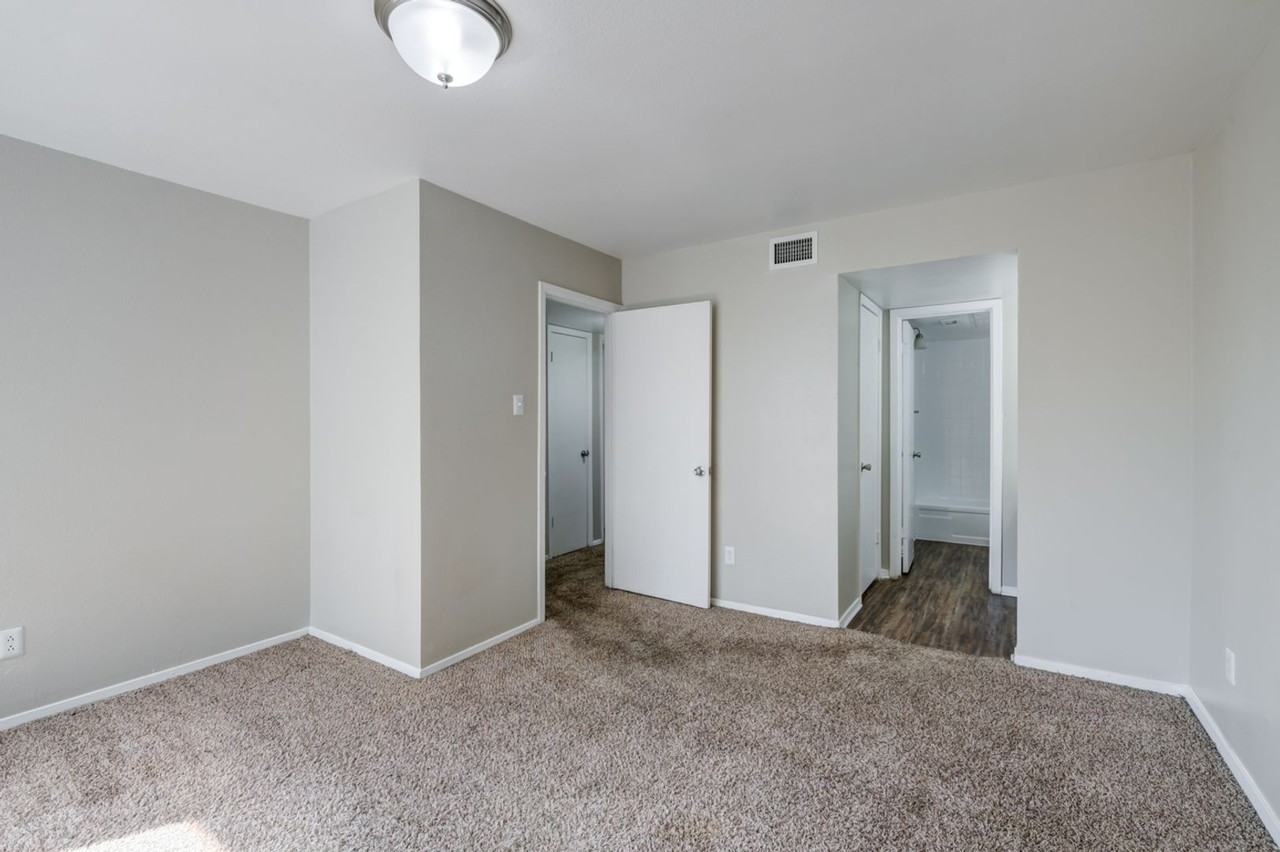2735 E 8th St - Photo 5 of 7