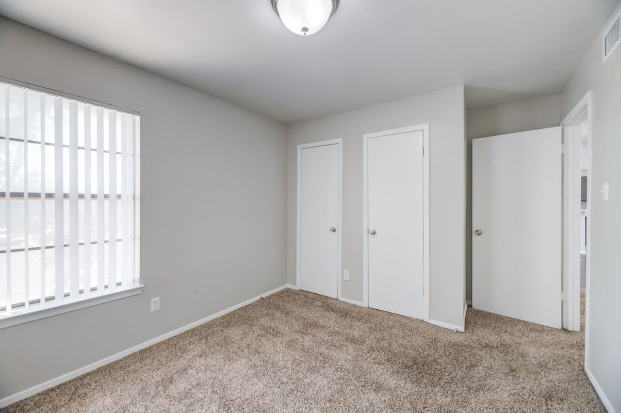 2735 E 8th St - Photo 7 of 7