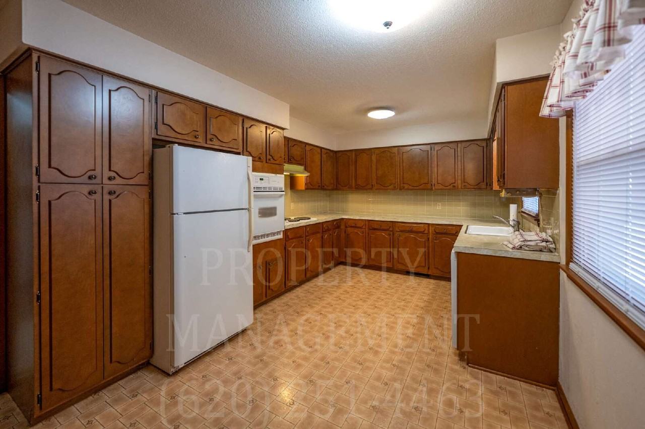 301 W 5th St - Photo 2 of 20
