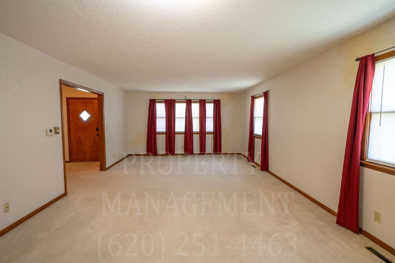 301 W 5th St - Photo 5 of 20