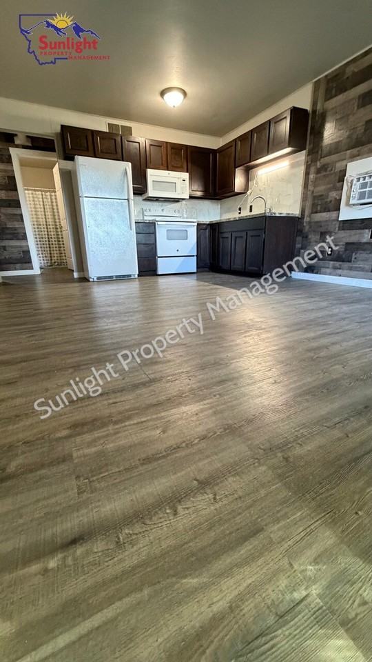 127 S 12th St W - Photo 2 of 8