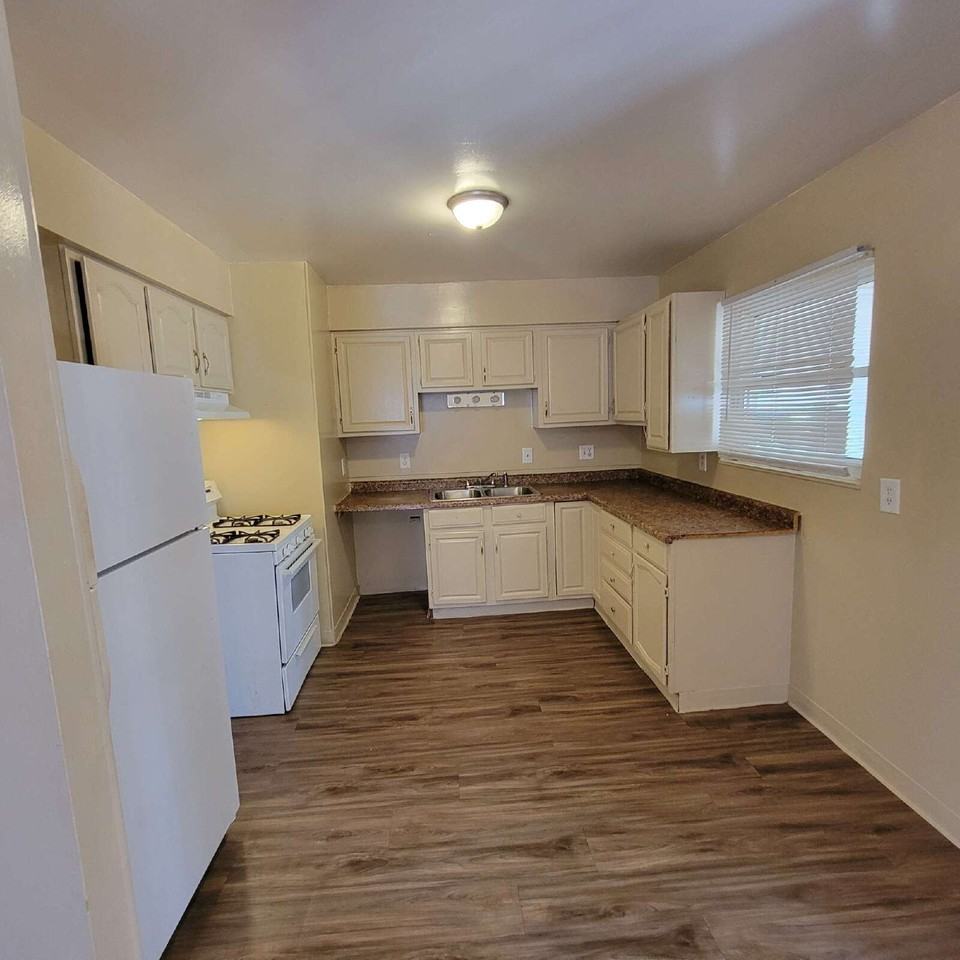 3711 N Hartman Dr - Photo 2 of 8