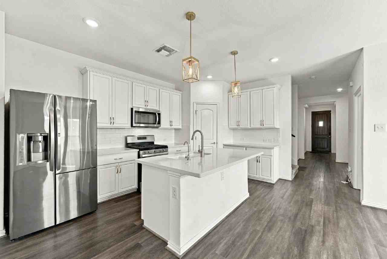 6647 Encore Oaks - Photo 4 of 21