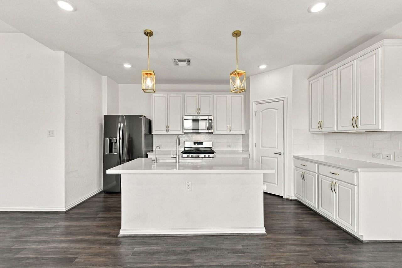 6647 Encore Oaks - Photo 5 of 21