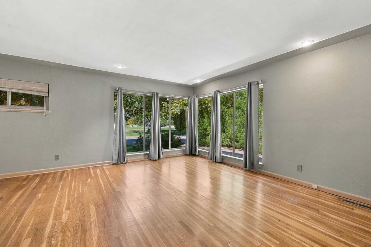 250 Glencoe St - Photo 5 of 35
