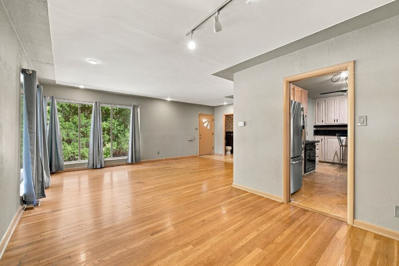 250 Glencoe St - Photo 7 of 35