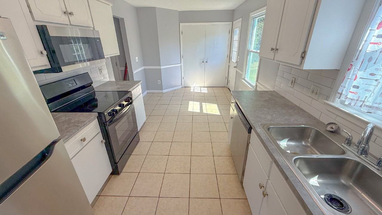 770 Crestline Dr - Photo 3 of 24