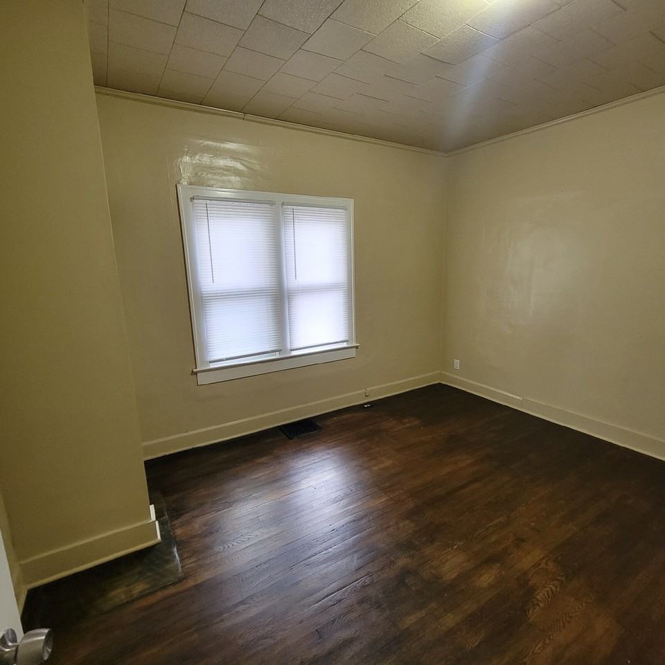 827 S Sheffield Ave - Photo 2 of 8