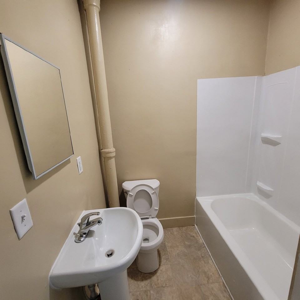 827 S Sheffield Ave - Photo 3 of 8