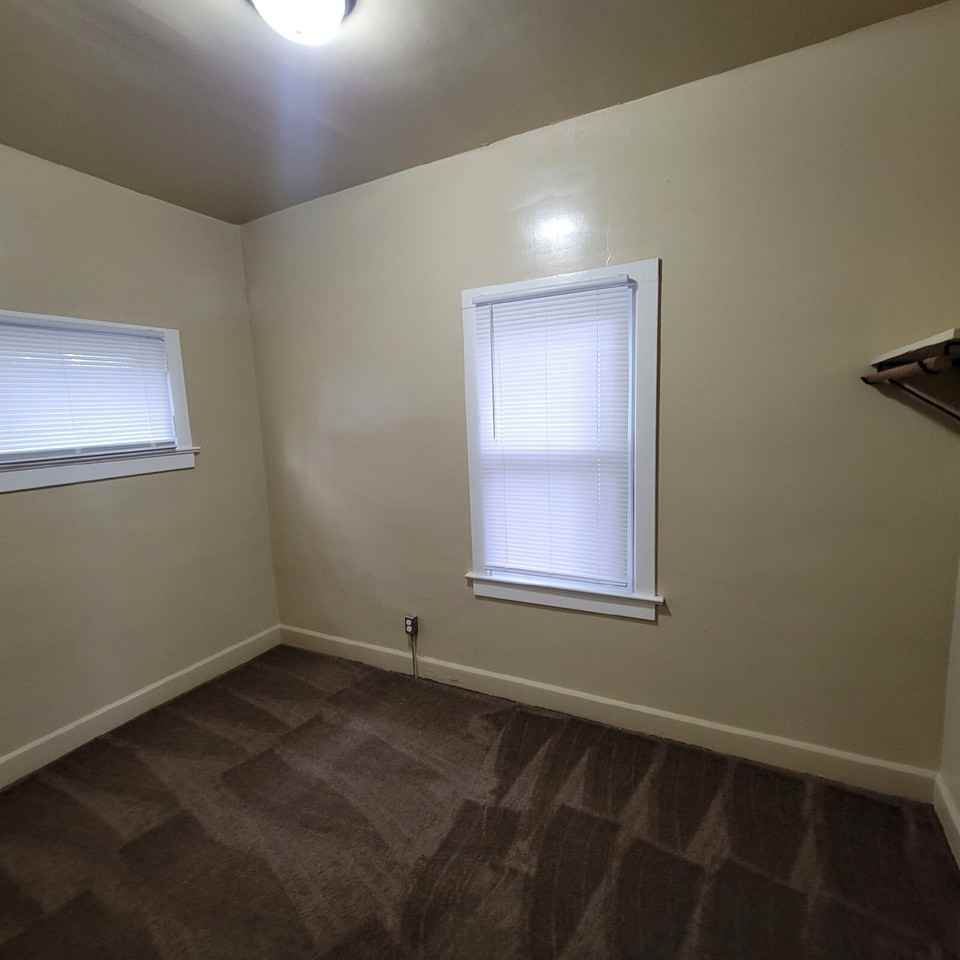 827 S Sheffield Ave - Photo 4 of 8