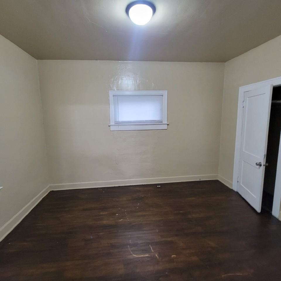 827 S Sheffield Ave - Photo 7 of 8