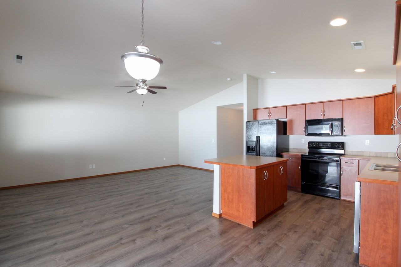 1436 Larkspur Dr - Photo 4 of 15