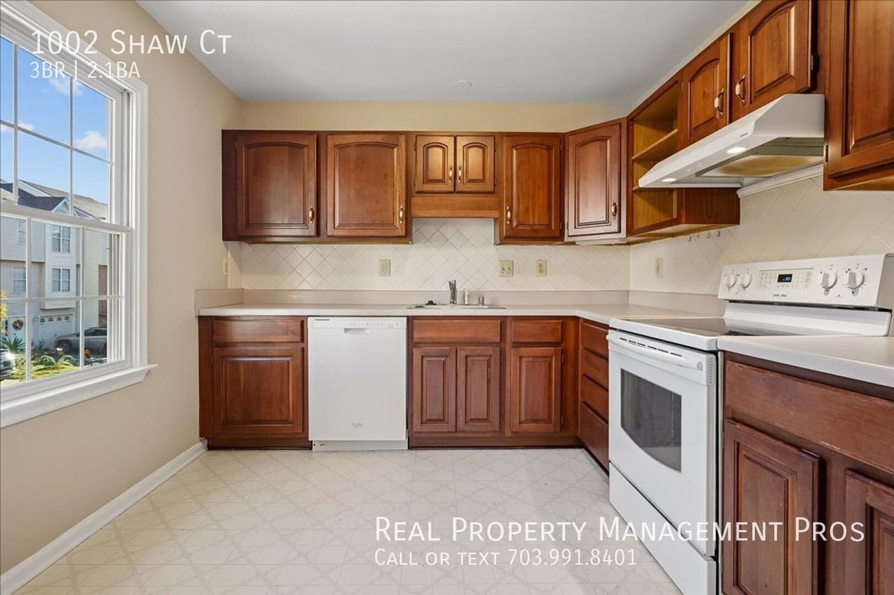 1002 Shaw Ct - Photo 3 of 34