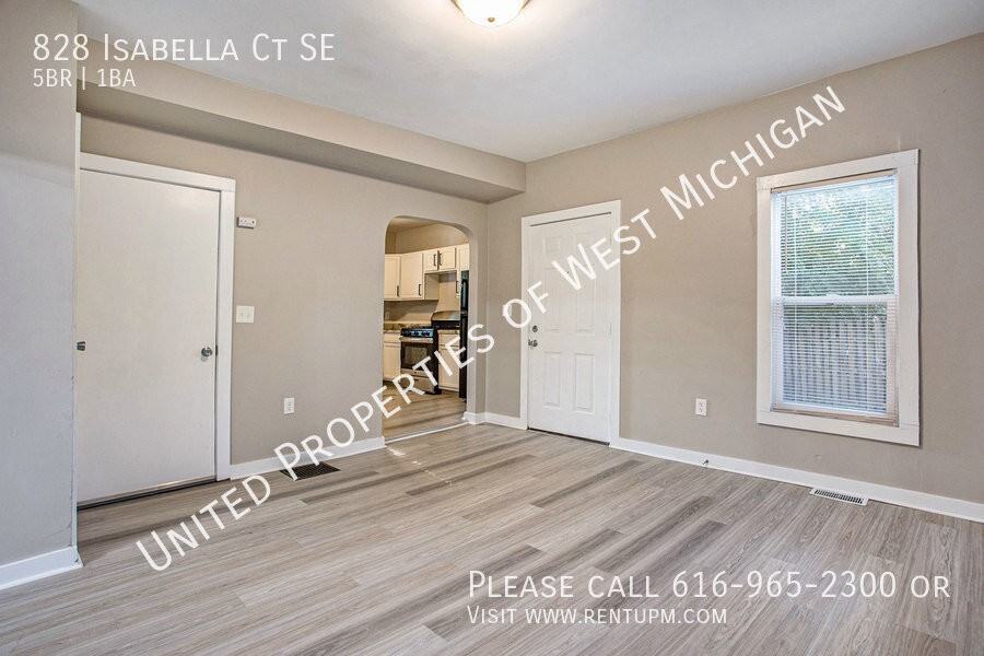 828 Isabella Ct Se - Photo 5 of 21