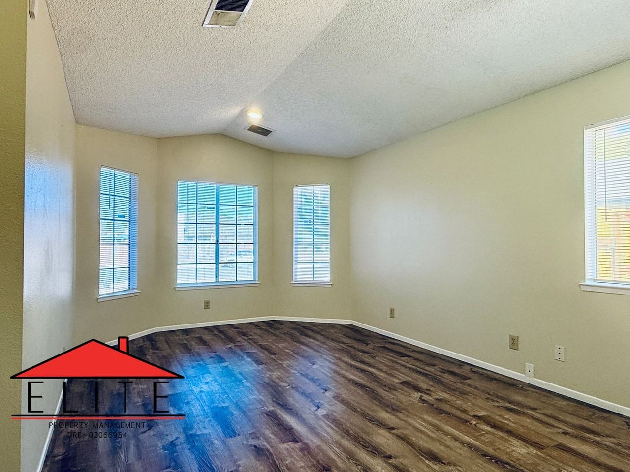 253 W Mariposa Ave - Photo 3 of 22