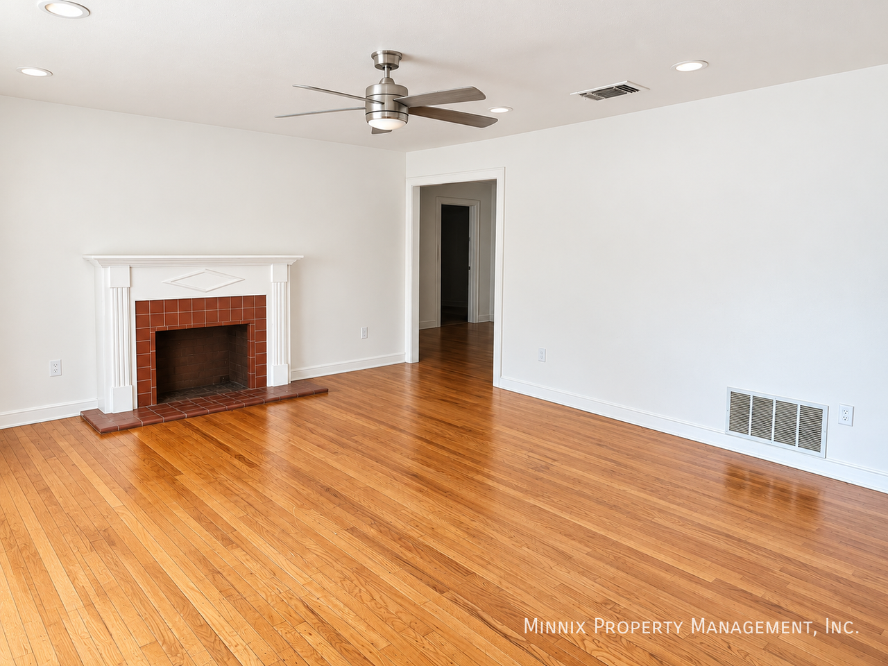 2422 33rd St - Photo 2 of 8