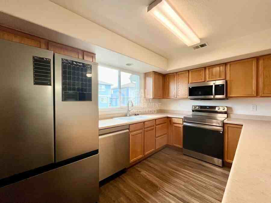 12027 Leyden St - Photo 4 of 15